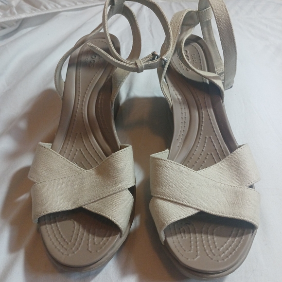 CROCS Leigh II Crossstrap Wedge Sandal Womens Size 11 Oatmeal/Mushroom - Picture 1 of 8